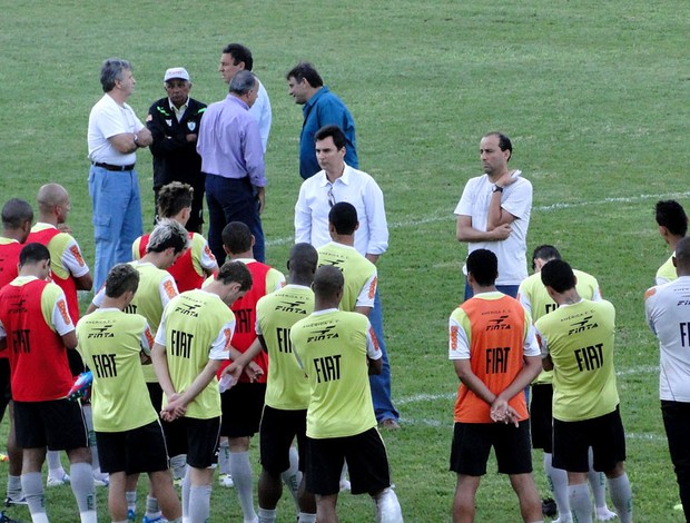 Diretoria treino América-MG (Foto: Tarcísio Badaró / Globoesporte.com)