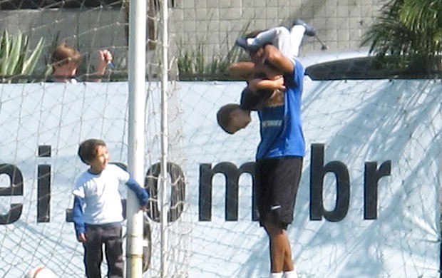 Neymar brinca com criança no treino do Santos (Foto: Marcelo Hazan / Globoesporte.com)