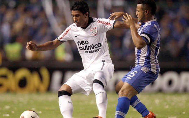 Paulinho, Emelec x Corinthians (Foto: AP)