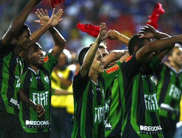 Joagdores américa-MG comemoram com a torcida (Foto: Samuel Aguiar / Agência Estado)