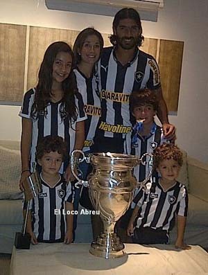 Loco Abreu e a família com a Taça Rio 2012 (Foto: Reprodução/Facebook)