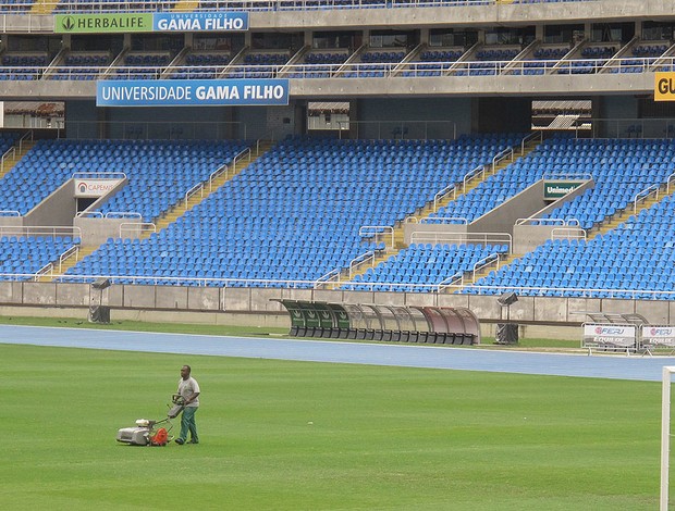 Corte da grama do Engenhão na véspera da final (Foto: Thales Soares / Globoesporte.com)