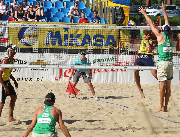 Ricardo e Pedro Cunha volei de praia Myslowice (Foto: Divulgação / FIVB)