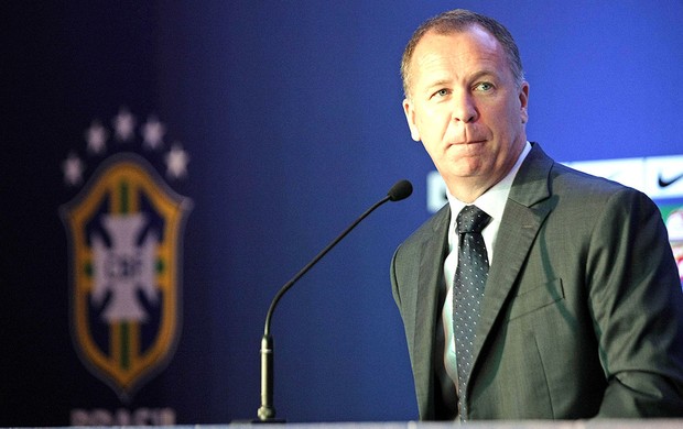 Mano Menezes durante coletiva de convocação da Seleção (Foto: Antonio Lacerda / EFE)