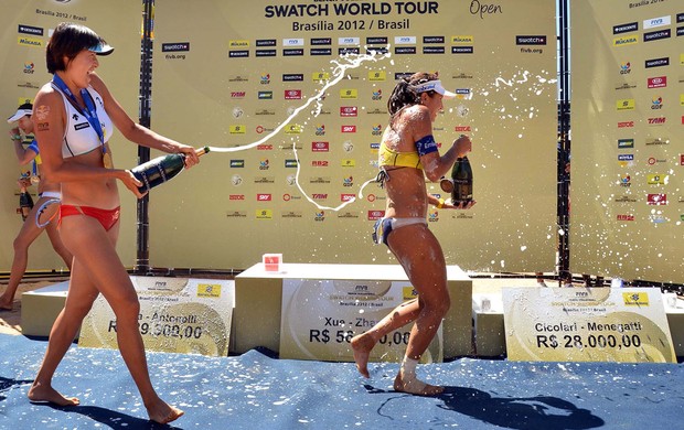 Zhang Xi e Maria Elisa vôlei de praia (Foto: Divulgação / FIVB)