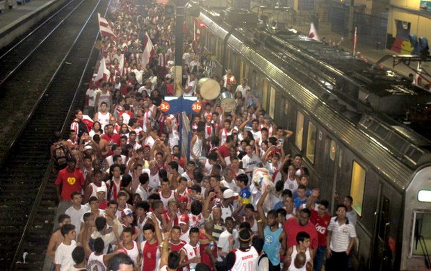 trem torcida bangu semifinal taça rio (Foto: André Casado / Globoesporte.com)