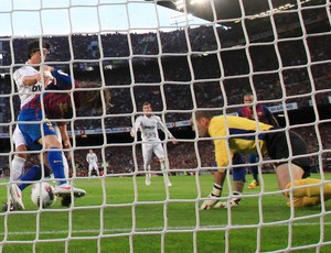 falha puyol barcelona khedira madrid (Foto: Agência Reuters)