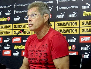 Oswaldo de Oliveira na coletiva do Botafogo (Foto: André Casado / Globoesporte.com)