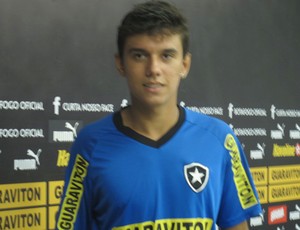 Renan Lemos dos Santos, lateral Botafogo (Foto: André Casado / Globoesporte.com)