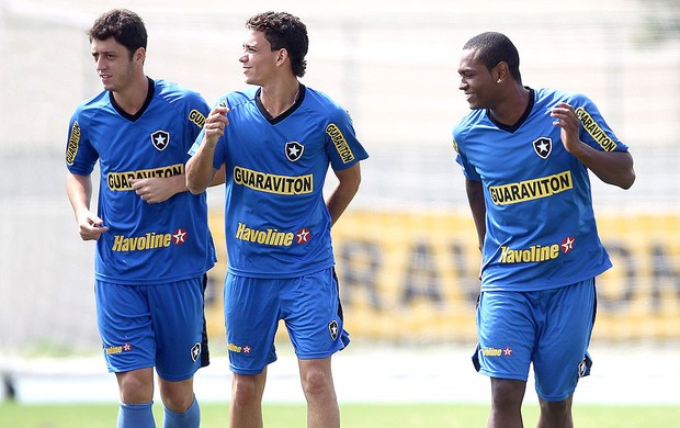 Fellype Gabriel, Caio e Jobson no treino do Botafogo (Foto: Alexandre Cassiano / Ag. O Globo)