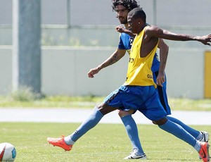 Maicosuel e Loco Abreu no treino do Botafogo (Foto: Marcelo Carnaval / Agência O Globo)