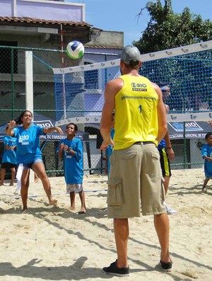  vôlei de praia alison bate bola com criança (Foto: Helena Rebello / Globoesporte.com)