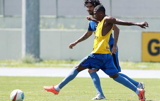 Maicosuel e Loco Abreu no treino do Botafogo (Foto: Marcelo Carnaval / Agência O Globo)