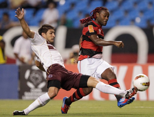 Diego Luis Braghieri do Lanús e Vagner Love do Flamengo (Foto: AP)