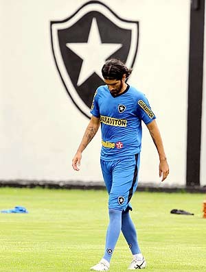 Loco Abreu treino do botafogo (Foto: Cezar Loureiro / O Globo)