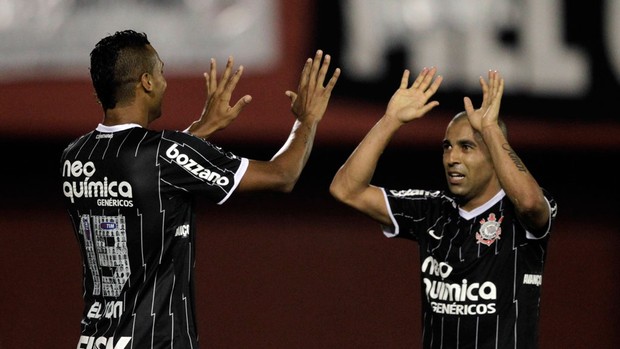 Elton Emerson gol Corinthians (Foto: Reuters)