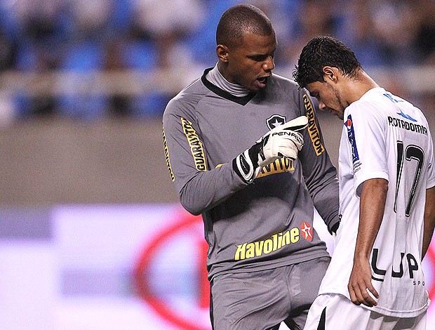 Jefferson defende penalti no jogo do Botafogo contra o Treze-PB (Foto: Fernando Soutello / Agif / Ag. Estado)