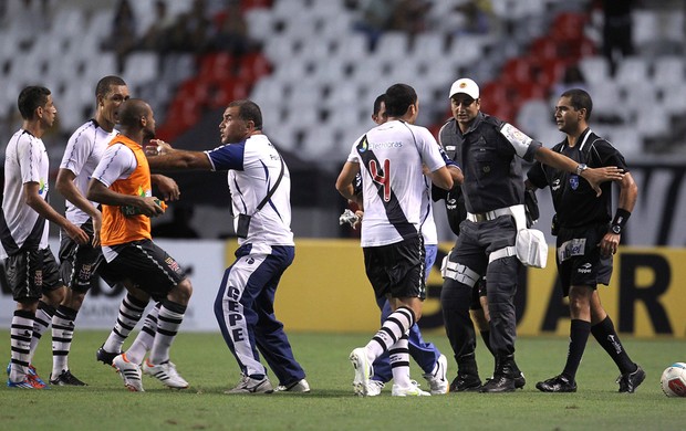 Confusão Vasco x Flamengo (Foto: Alexandre Cassiano / Agência O Globo)