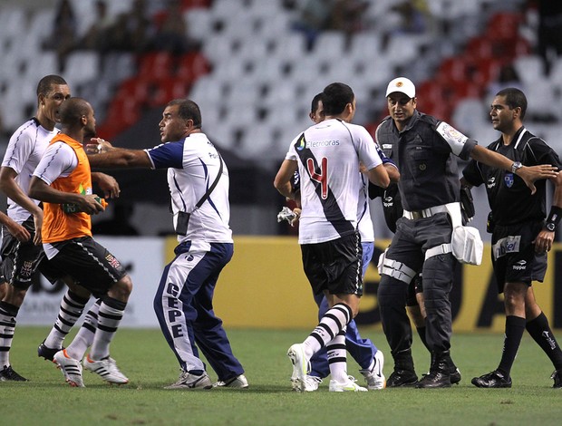 Confusão Vasco x Flamengo (Foto: Alexandre Cassiano / Agência O Globo)