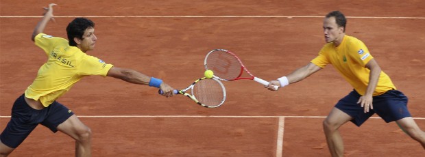 Marcelo Melo e Bruno Soares na Copa Davis (Foto: Reuters)