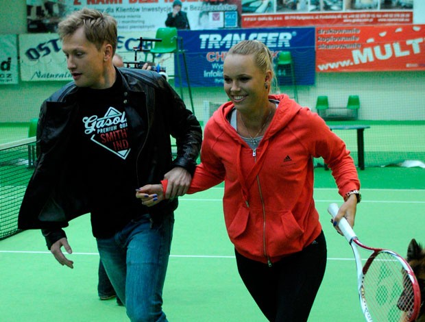 Caroline Wozniacki tênis clipe oxygen ao lado do ator Kuba Wesolowski  (Foto: Agência EFE)