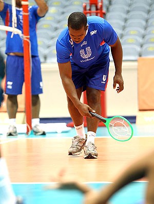 funcionário mata mosquitos no treino de vôlei do Rio de Janeiro (Foto: Alexandre Cassiano / Ag. O Globo)