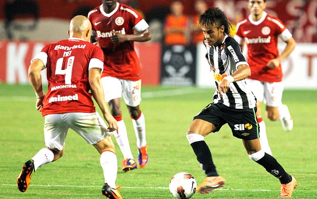 Neymar na partida do Santos contra o Internacional (Foto: Edison Vara / Reuters)