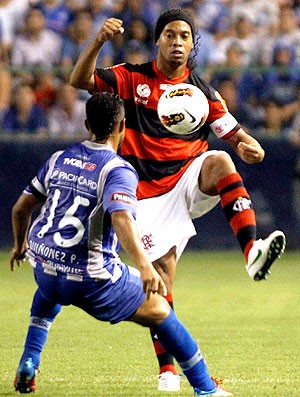 Ronaldinho Gaúcho na partida do Flamengo contra o Emelec (Foto: Reuters)