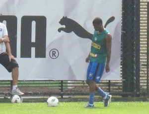 MAICOSUEL treino do botafogo (Foto: André Casado / Globoesporte.com)