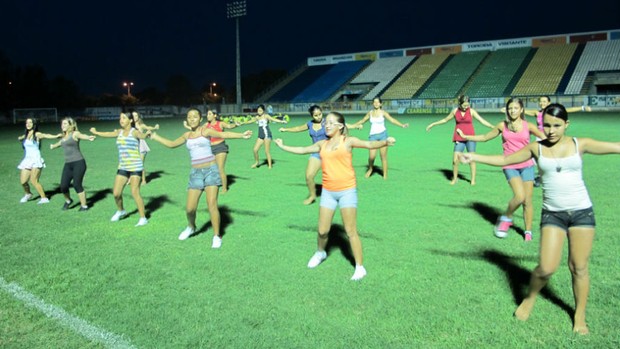 treino da torcida feminina do Horizonte, as "Amarelinhas" palmeiras (Foto: Daniel Romeu/Globoesporte.com)