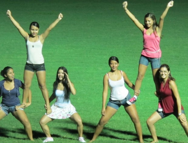 treino da torcida feminina do Horizonte, as "Amarelinhas" palmeiras (Foto: Daniel Romeu/Globoesporte.com)