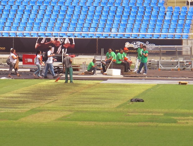 Engenhão esburacado (Foto: André Casado / Globoesporte.com)