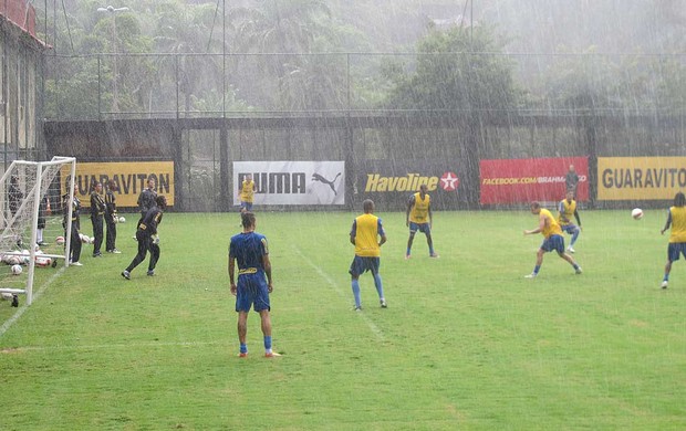 Jogadores brincadeira treino Botafogo após gols Loco Abreu (Foto: André Casado / Globoesporte.com)