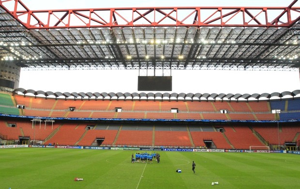 Estádio San Siro em treino do Barcelona (Foto: AP)