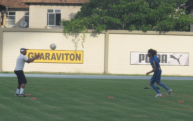 Loco Abreu treino Botafogo (Foto: André Casado / Globoesporte.com)