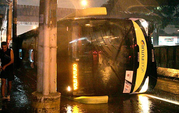 ônibus do Vôlei Futuro sofre acidente (Foto: Fábio Rubinato / Ag. Estado)