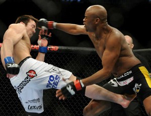 Chael Sonnen e Anderson Silva no UFC 117 (Foto: Divulgação UFC)