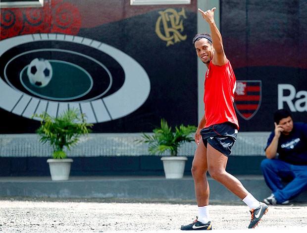 Ronaldinho Gaúcho no treino do Flamengo (Foto: Marcelo Carnaval / Ag. O Globo)