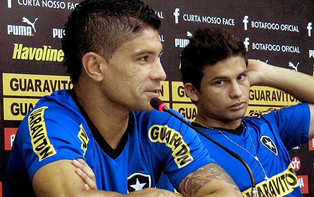 Renato e Elkeson na coletiva do Botafogo (Foto: André Casado / Globoesporte.com)