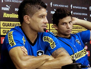 Renato e Elkeson na coletiva do Botafogo (Foto: André Casado / Globoesporte.com)