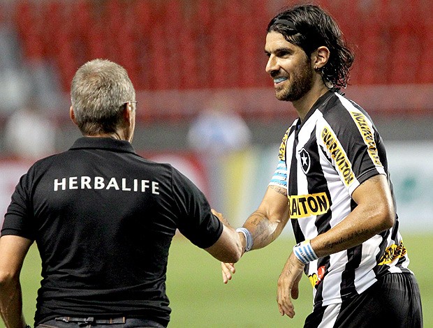 Loco Abreu e Oswaldo de Oliveira comemoram gol do Botafogo (Foto: Cezar Loureiro / Agência O Globo)