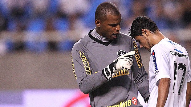 Jefferson defende penalti no jogo do Botafogo contra o Treze-PB (Foto: Fernando Soutello / Agif / Ag. Estado)