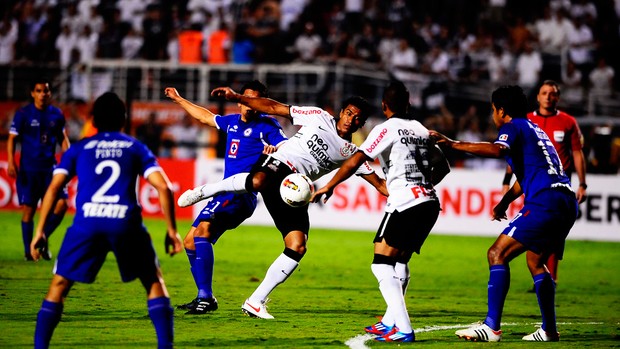 paulinho corinthians x cruz azul (Foto: Marcos Ribolli/GLOBOESPORTE.COM)