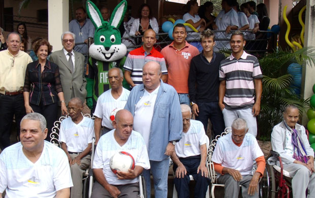 Jogadores do América-MG participam de evento em asilo (Foto: Rodrigo Almeida / Divulgação Santa Casa BH)