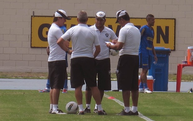 Comissão técnica Oswaldo Botafogo (Foto: André Casado)