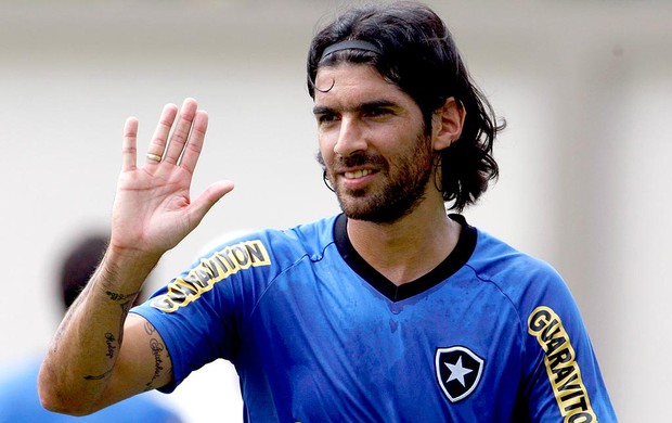 Loco Abreu no treino do Botafogo (Foto: Marcos Trisão / Ag. O Globo)