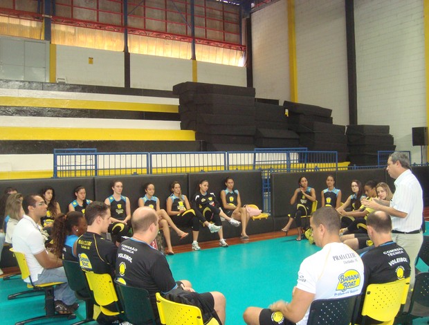 Direção do Praia Clube se reuniu com as jogadoras e comissão técnica nesta segunda-feira (Foto: Divulgação/ Praia Clube)