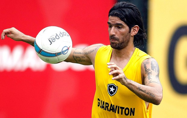 Loco Abreu no treino do Botafogo (Foto: Fábio Castro / Divulgação Agif)