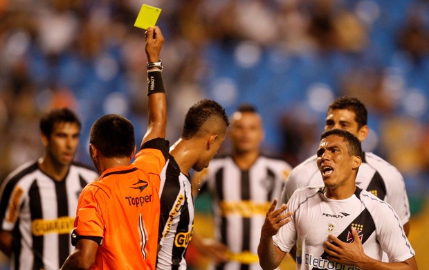 juiz botafogo x vasco (Foto: Marcos Tristão / Agência Globo)