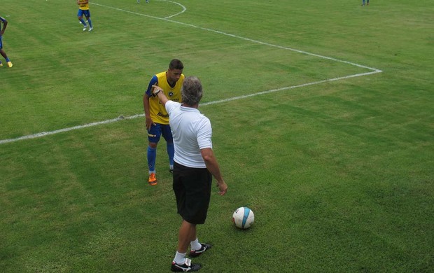Oswaldo de Olivera treino Botafogo (Foto: André Casado / Globoesporte.com)